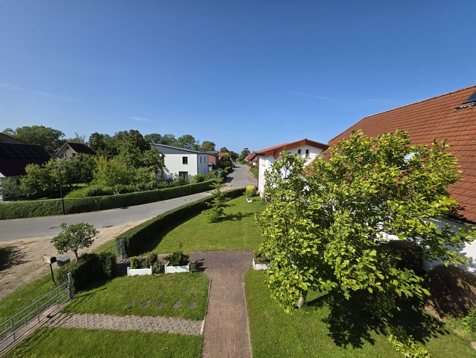 Ferienhaus in K&uuml;hlungsborn - H&ouml;ppner, Joachim - Blick auf die Stra&szlig;e