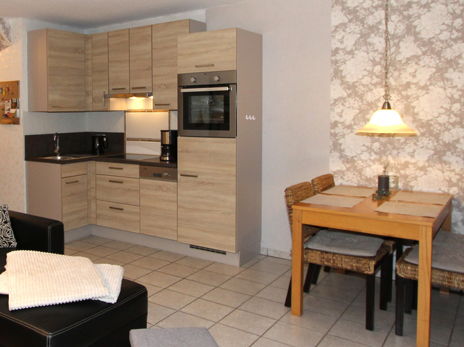 Ferienwohnung in Schönhagen - FerienWohnung Perlentaucher - Voll ausgestattete Küche und Esstisch