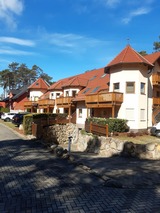 Ferienwohnung in Trassenheide - Seestern-Lilli - hintere Hausansicht mit Parkflächen