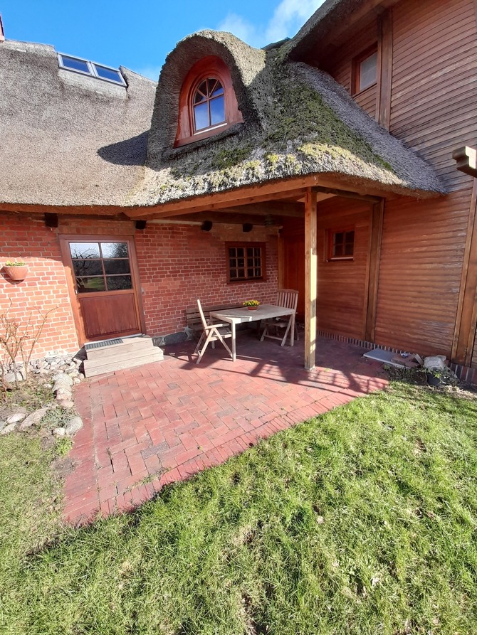 Ferienwohnung in &Ouml;lendorf - Reetdach-Kate Ost - Terrasse