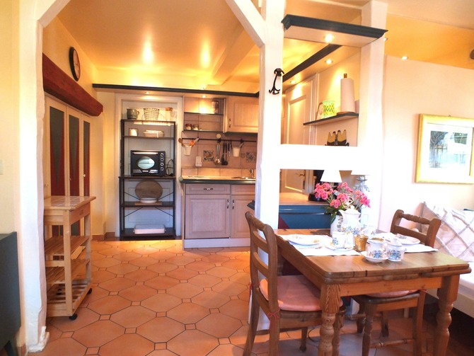 Ferienwohnung in Prerow - Kl&ouml;nhus Prerow - freigelegte Balken zwischen K&uuml;che und Essbereich