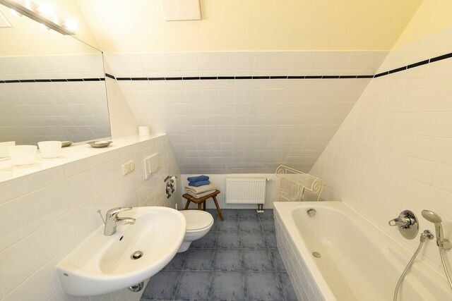 Ferienwohnung in Neuenkirchen (R&uuml;gen) - R&uuml;gen Ferienwohnung 7 am Wasser Gut Grubnow mit Balkon WLAN und Sauna - Bild 6
