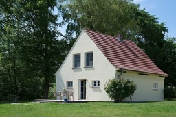 Ferienhaus Remise direkt am Wasser im Gut Grubnow R&uuml;gen